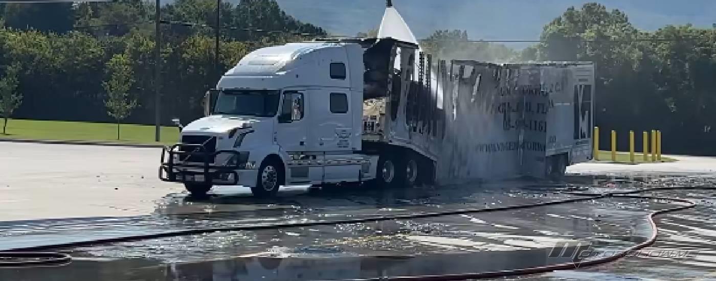 حريق يدمر شاحنة سيارات فاخرة في تينيسي