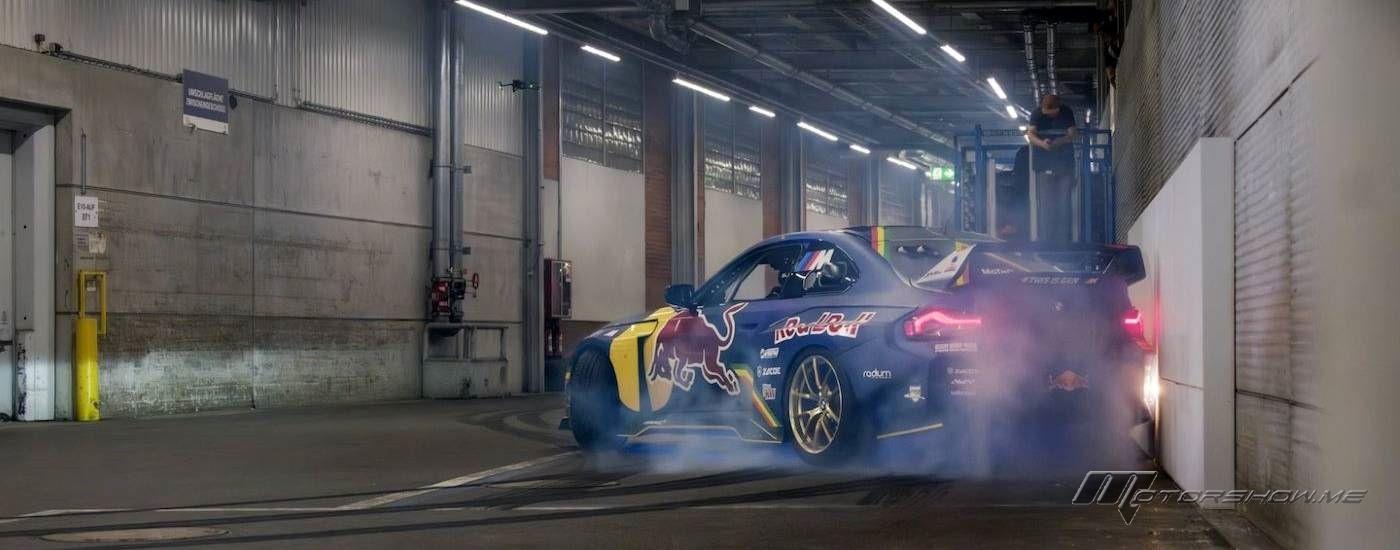 سيارة دريفت بقوة 1000 حصان تستعرض داخل مصنع