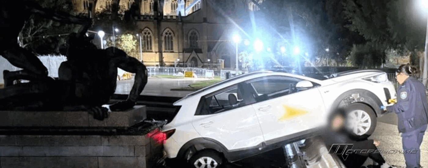 اصطدم بنافورة تاريخية في سيدني... ولم يترك وجبة ماكدونالدز! 