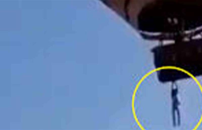 بالفيديو: شخص يهوى من ارتفاع كبير بعد أن علق بمنطاد هوائي!