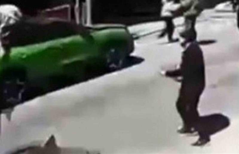 بالفيديو: نجاة شاب من الزلزال والسبب "سيارة"