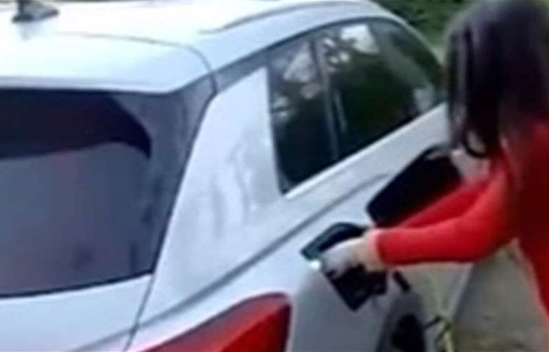 بالفيديو: أم بريطانية تطارد لص زينة عيد الميلاد بعد سرقتها أمام منزلها