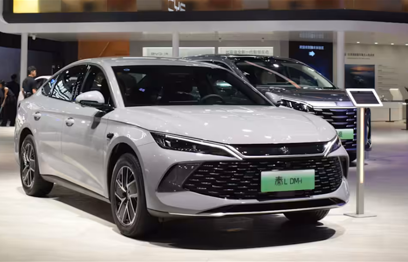 BYD تصبح الأكبر عالميًا في سوق السيارات الكهربائية لعام 2025 متقدمة على تسلا