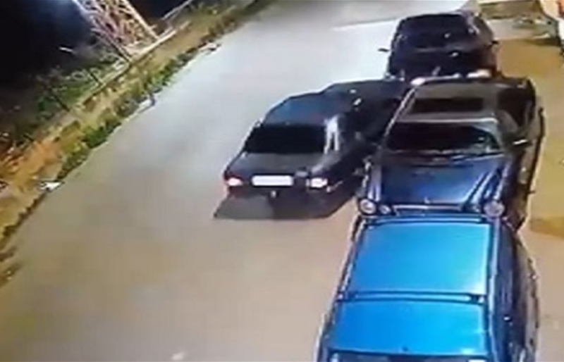 سيارة بزجاج داكن تصطدم بسيارتين… والسائق يغادر المكان دون معرفة هويته