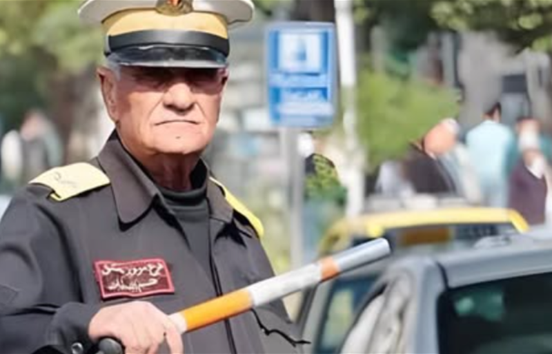 أبو أحمد… رجل المرور الذي أصبح رمزًا للصبر والانضباط