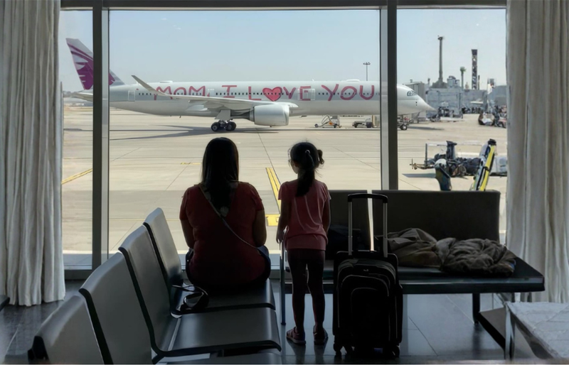 "رسالة حب من السماء: طائرة تهدي الأم يومًا مميزًا"