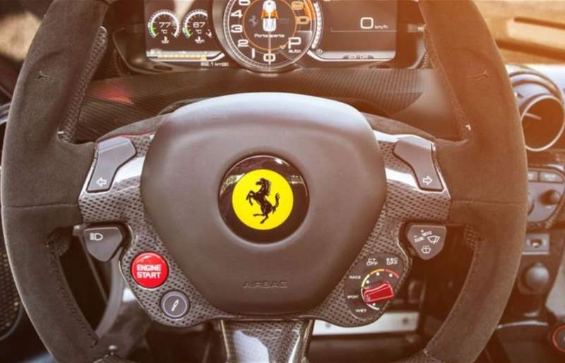 فيراري تعيد التفكير: هل تتفوق الأزرار التقليدية على اللمسية في تجربة القيادة؟