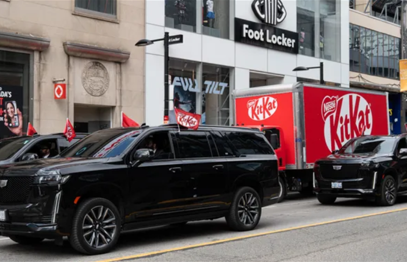 حراسة رئاسية ترافق شاحنات "كيت كات" بعد سرقة أطنان الشوكولا