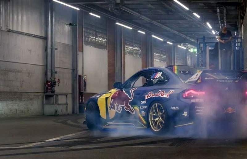 سيارة دريفت بقوة 1000 حصان تستعرض داخل مصنع