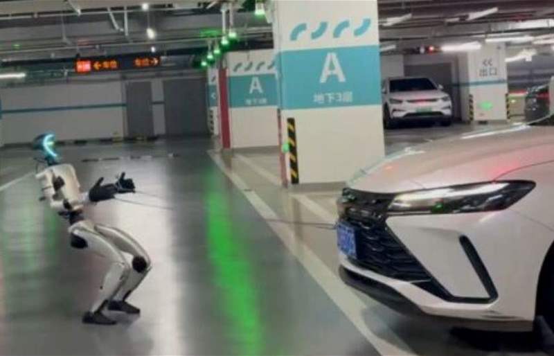 روبوت صيني يسحب سيارة يبلغ وزنها 1.4 طن