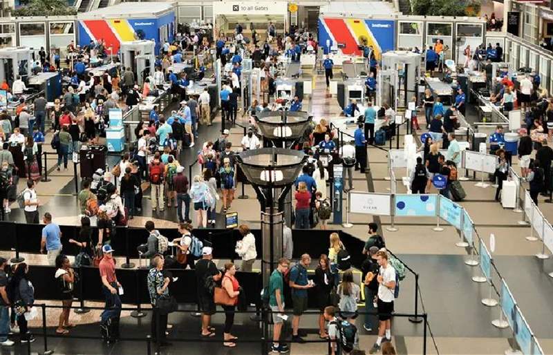 ملايين المسافرين عالقون بعد إلغاء 700 رحلة في أمريكا