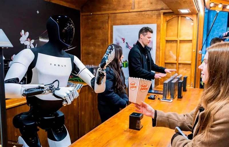 تسلا تعرض روبوتها «أوبتيموس» في سوق عيد الميلاد ببرلين