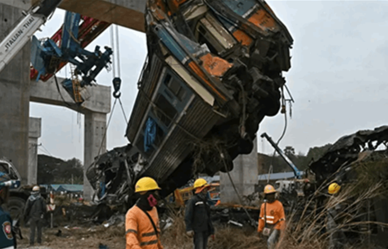 مأساة قطار في تايلاند: عشرات القتلى والجرحى بعد سقوط رافعة بناء