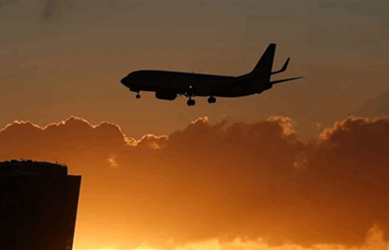 هبوط اضطراري لطائرة أميركية بعد حريق في محركها