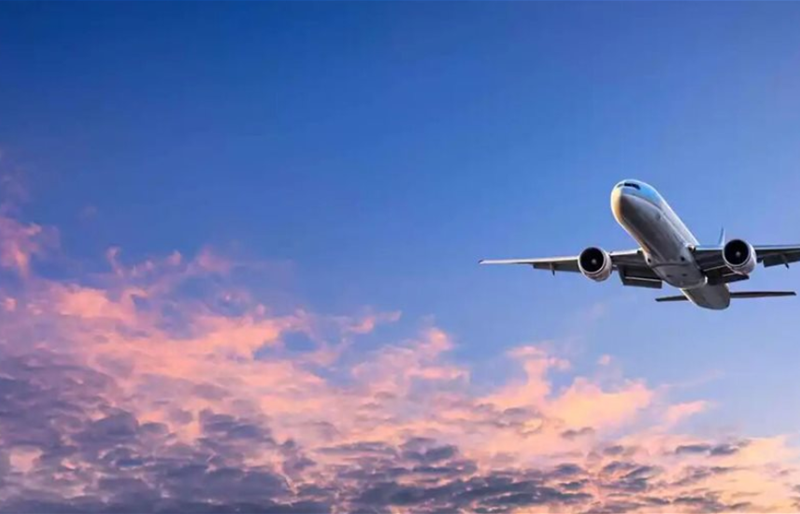 لغز الرائحة الكريهة فوق السحاب… وفاة غامضة لم يلاحظها الركاب إلا متأخراً